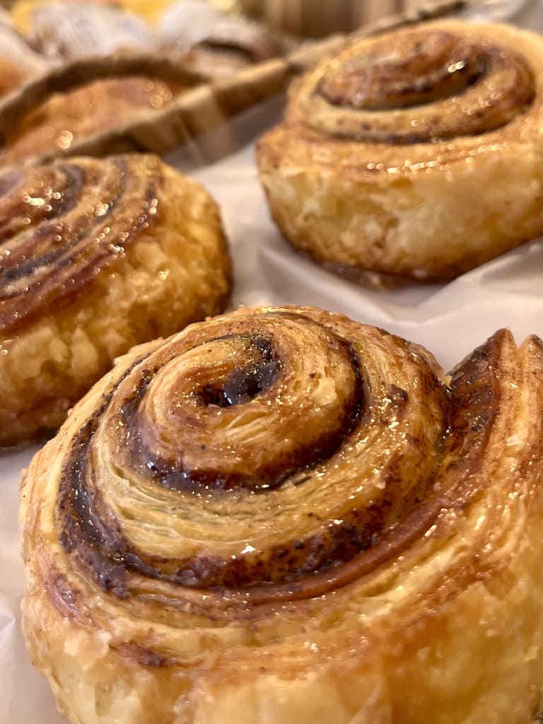 Rolls de canela congelados practicidad y calidad Doña Lila Panificados